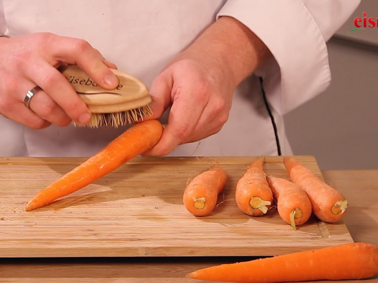 Möhren schälen und garen (Einfach kochen)