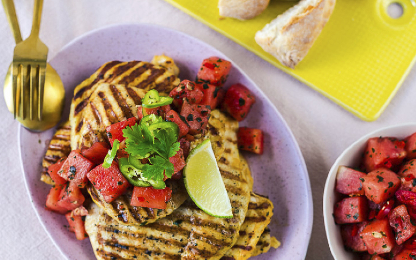 Gegrilltes Hähnchenbrustfilet mit Melonensalsa