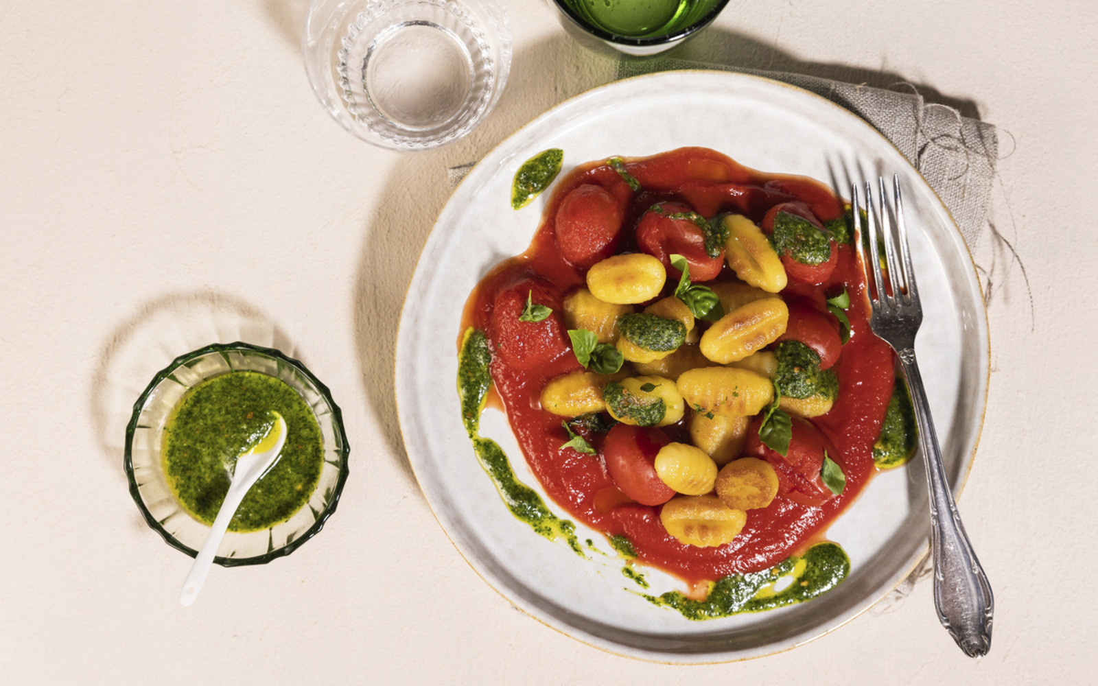 Gnocchi mit Tomatensauce, Basilikum und Pesto (von Johann Lafer)