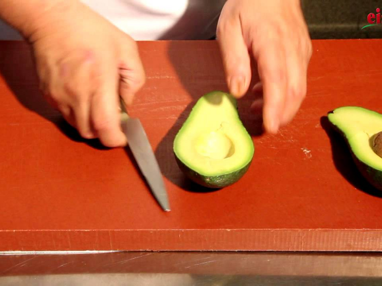 Avocado schälen und entkernen (Einfach kochen)