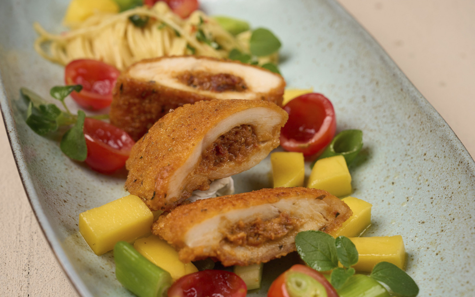 Gefülltes Hähnchenbrustfilet "Tomate-Mozzarella" mit Mango-Lauchsalat