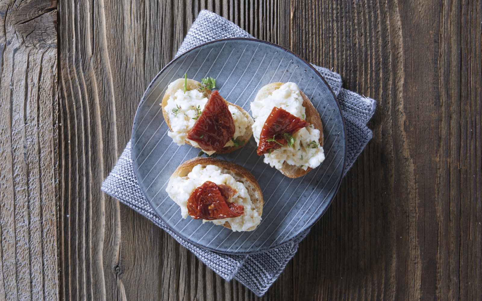 Crostini mit Bohnencreme und getrockneten Tomaten