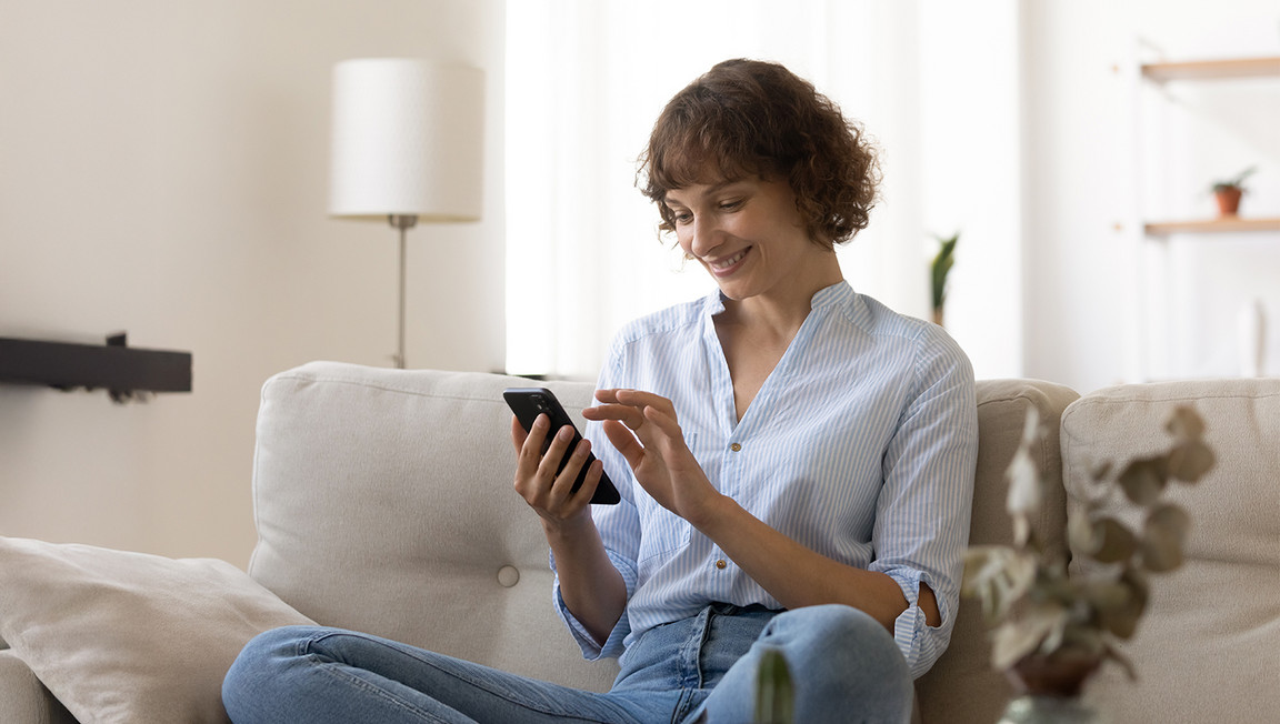 Frau nutzt die eismann App