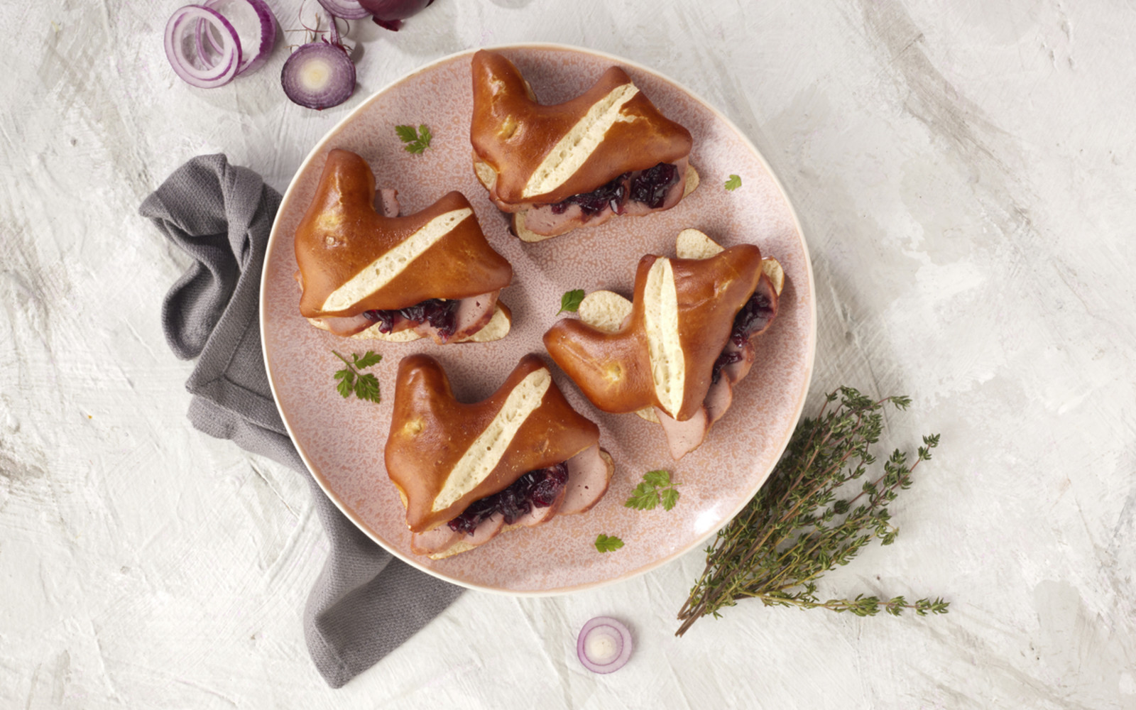 Mini-Leberkäse mit Zwiebelconfit und Laugenhäschen
