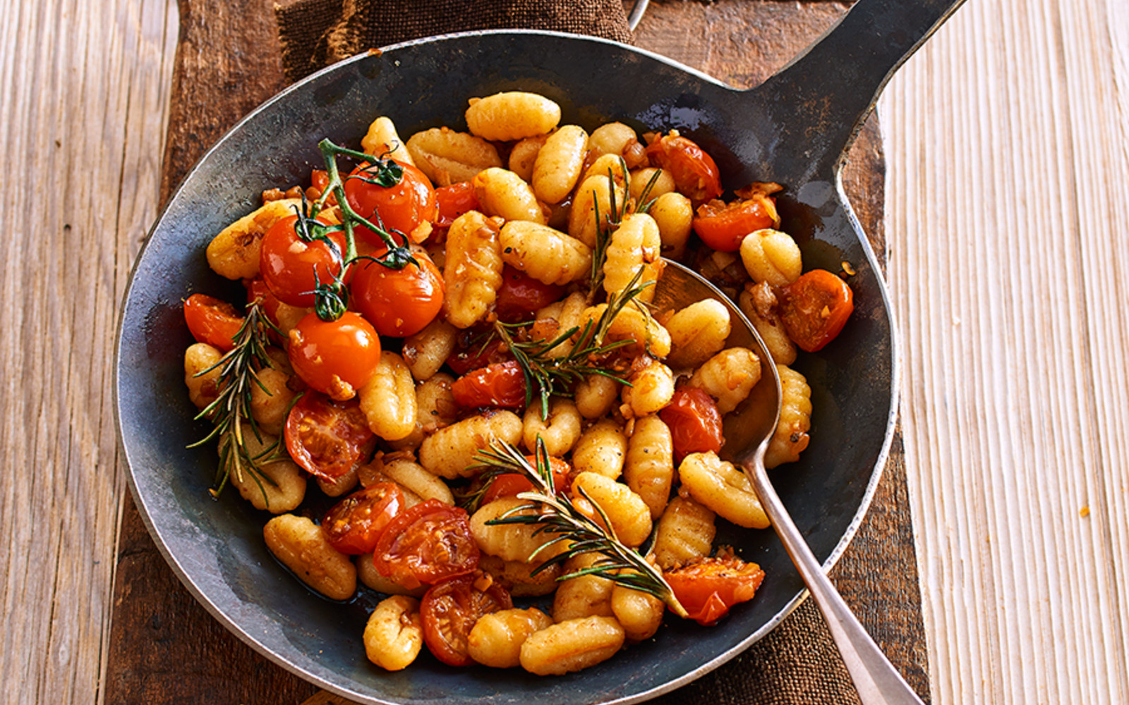 Geschmolzene Tomaten-Gnocchi als Vorspeise