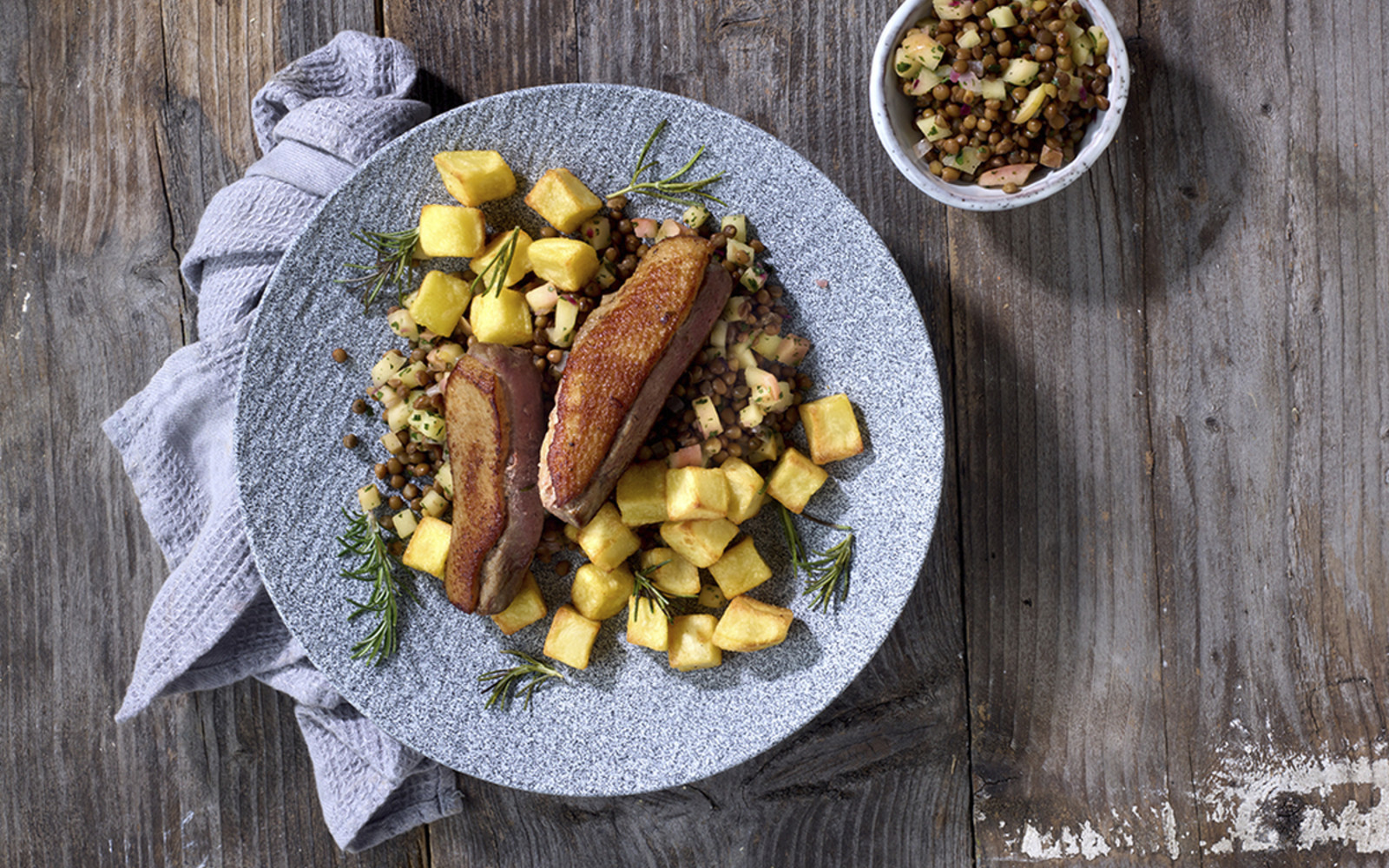 Entenbruststreifen auf Pommes Sautées & warmem Apfel-Linsensalat