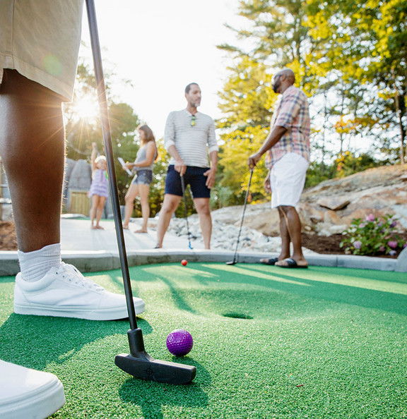 Menschen spielen Minigolf
