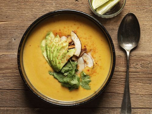 Möhrencremesuppe mit Avocado-Kokosnuss-Topping