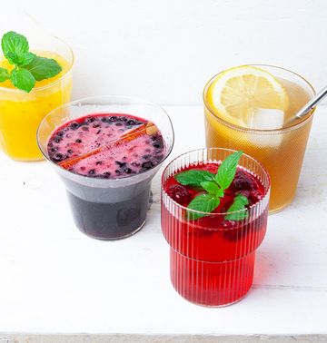 Alkoholfreie Drinks mit gefrorenen Früchten