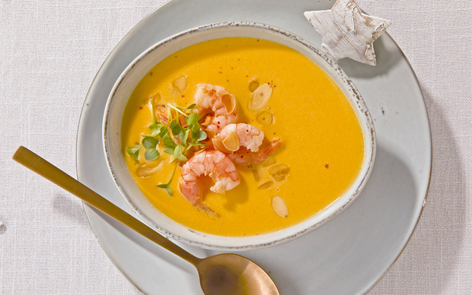 Mandel-Riesengarnelen an Möhren-Ingwersuppe