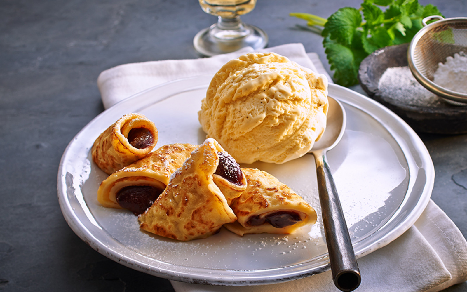 Süße Pfannkuchen mit Eis