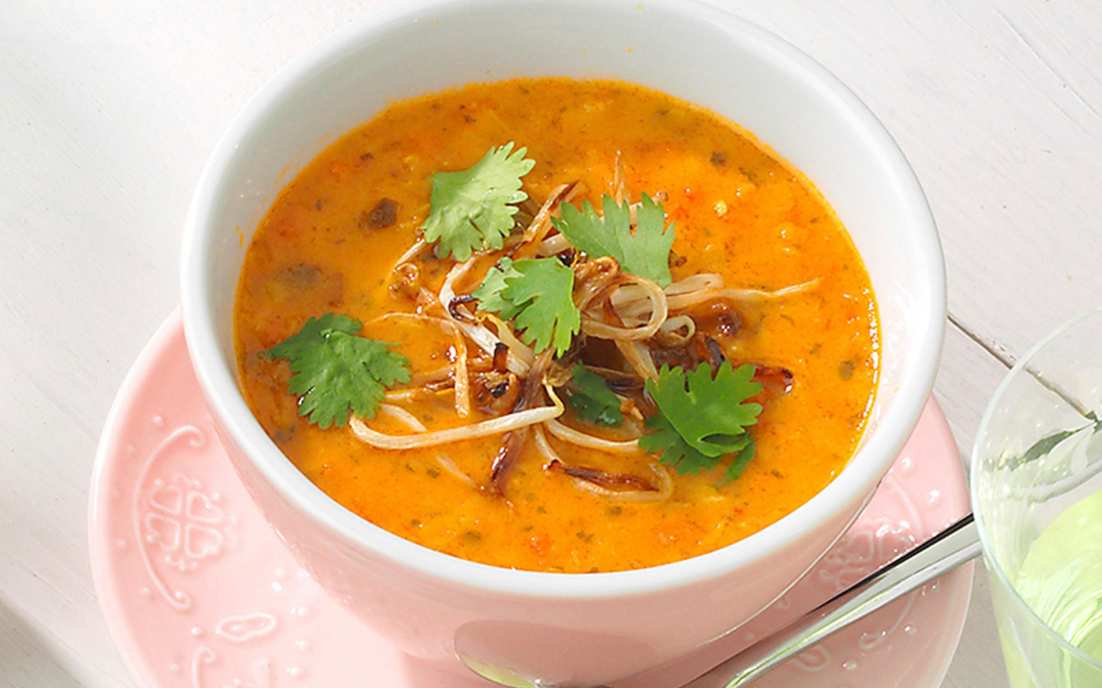 Rote Linsen Kokossuppe mit Sesam Sprossen