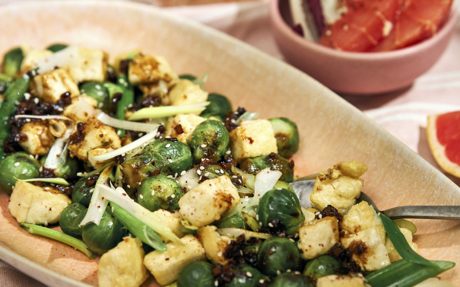 Knuspriger Tofu mit Rosenkohl & Asia-Sauce