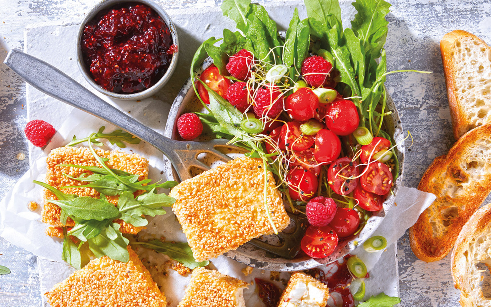 Überbackener Schafskäse mit Himbeer-Rosen-Fruchtaufstrich