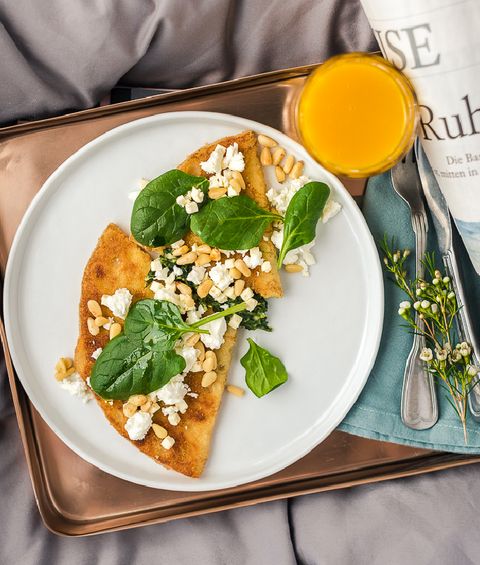 Knusperpfannkuchen mit Feta und Pinienkernen