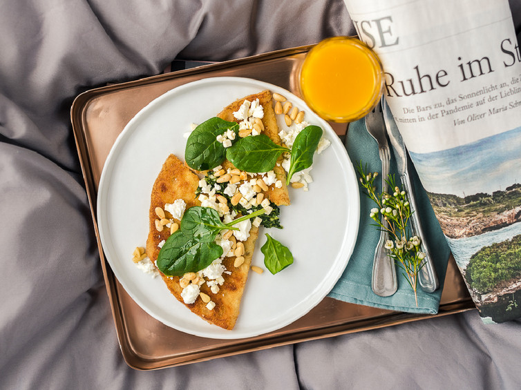 Knusperpfannkuchen mit Feta und Pinienkernen
