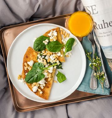 Knusperpfannkuchen mit Feta und Pinienkernen