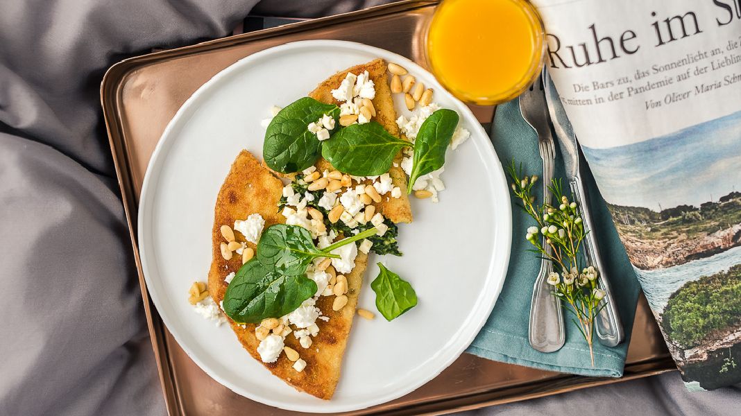 Knusperpfannkuchen mit Feta und Pinienkernen