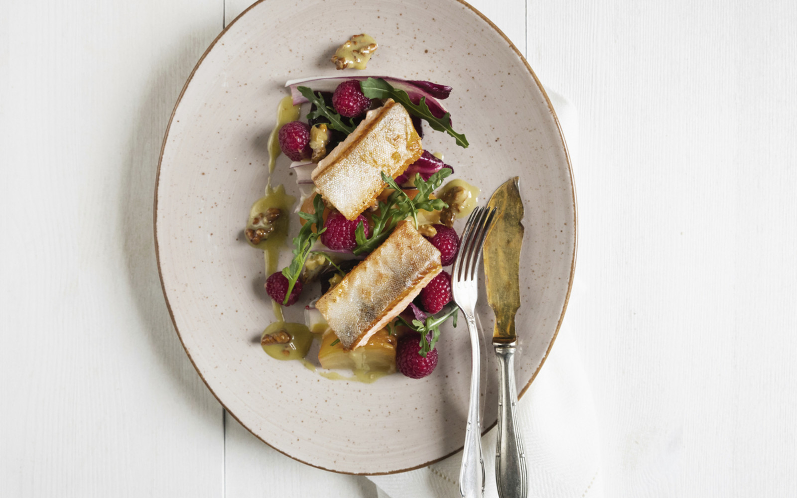 Gebackene Bete mit Himbeeren, Radicchio-Rucola-Salat und Walnuss-Vinaigrette mit Seesaibling (von Johann Lafer)