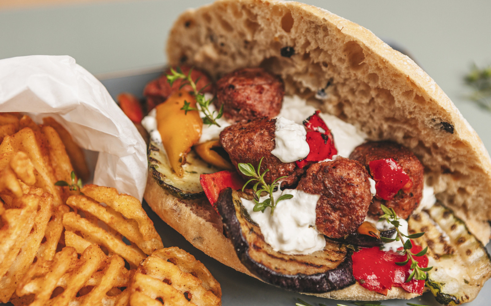 Flaguette mit gegrilltem Gemüse, kein-Hack Bällchen und Burrata