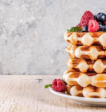 Leckeres Soul Food: Waffeln mit Obst und Ahornsirup