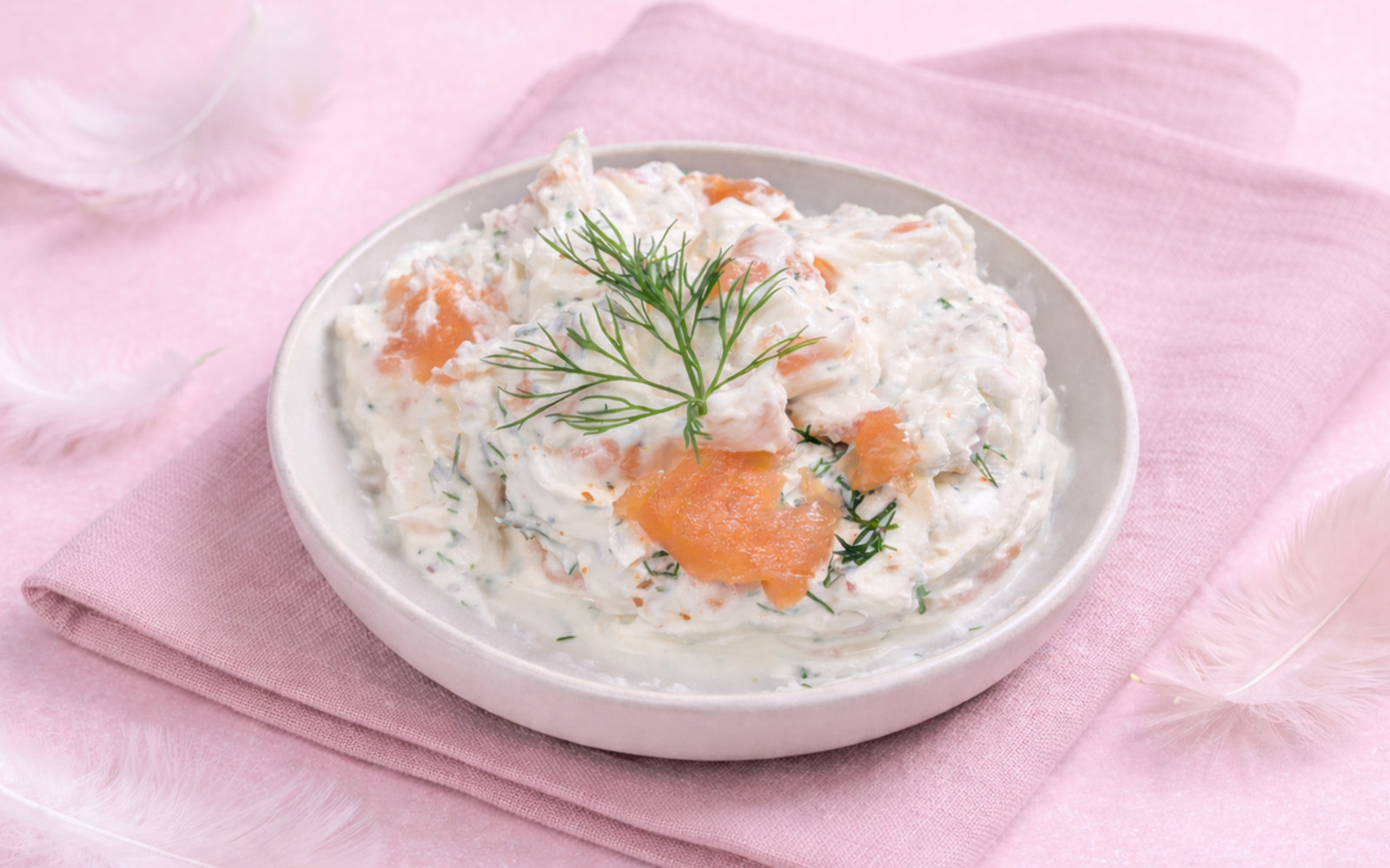 Cremiger Frischkäse-Dip mit Räucherlachs