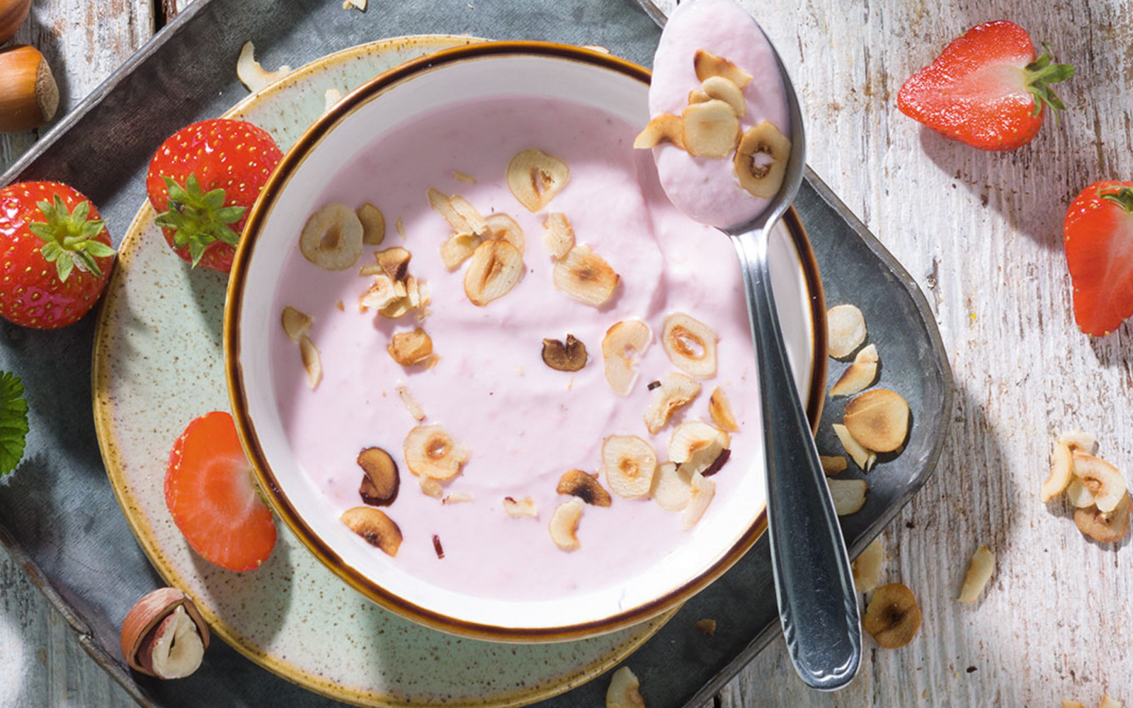 Erdbeer Quark mit gerösteten Haselnüssen