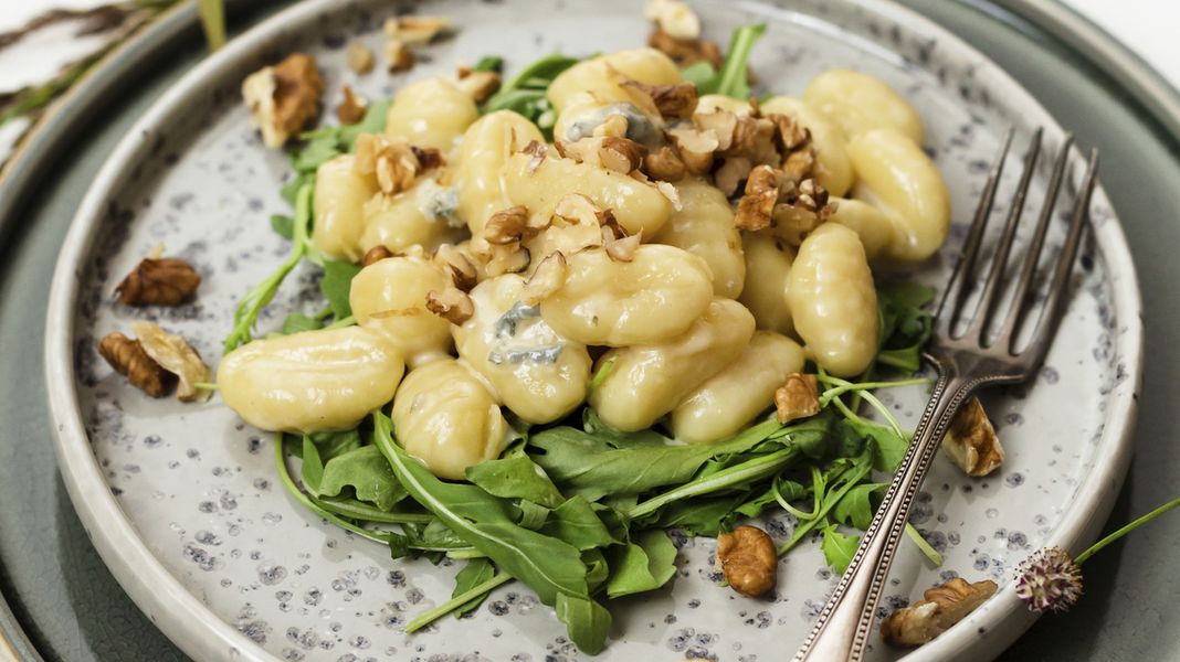 Gnocchi auf Rucola mit Gorgonzola Rahm und Walnüssen