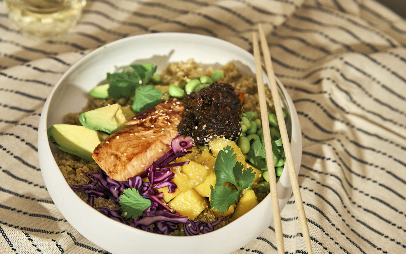 Buddha Bowl mit Lachs, Quinoa & rotem Noripesto
