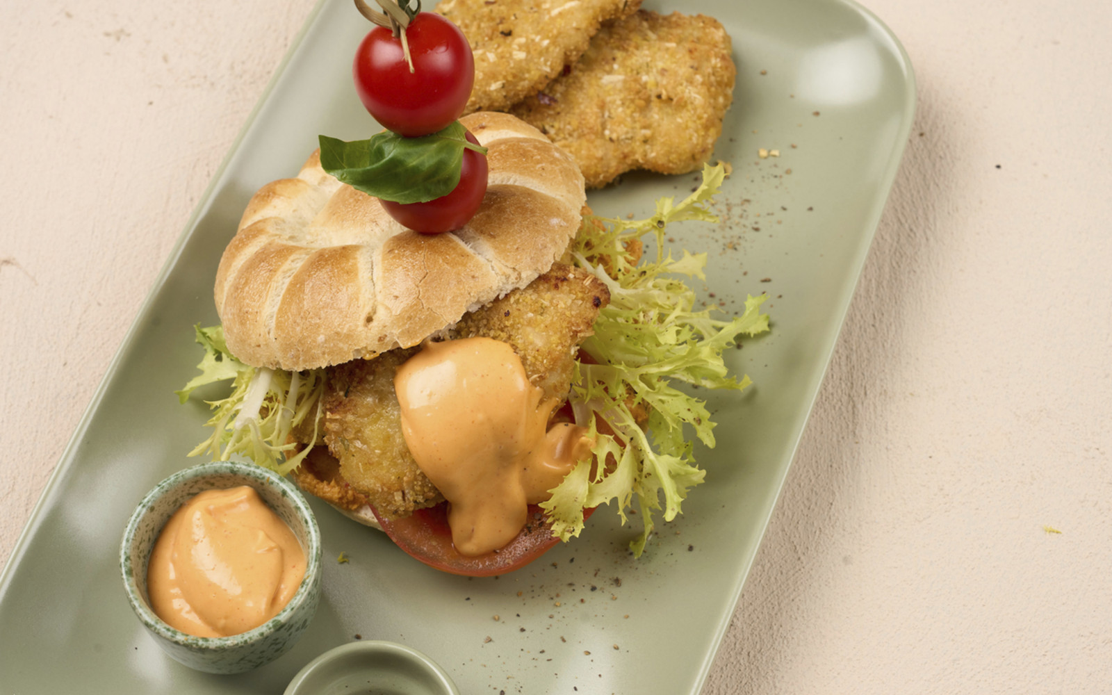 Burger mit Mini-Hähnchenschnitzel in Kartoffelpanade