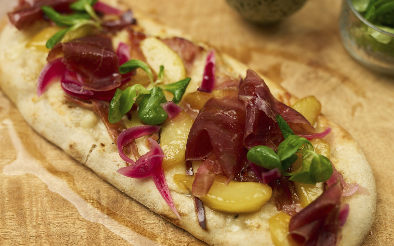 Pimp your Pizza mit karamellisierter Birne & Bündner Fleisch