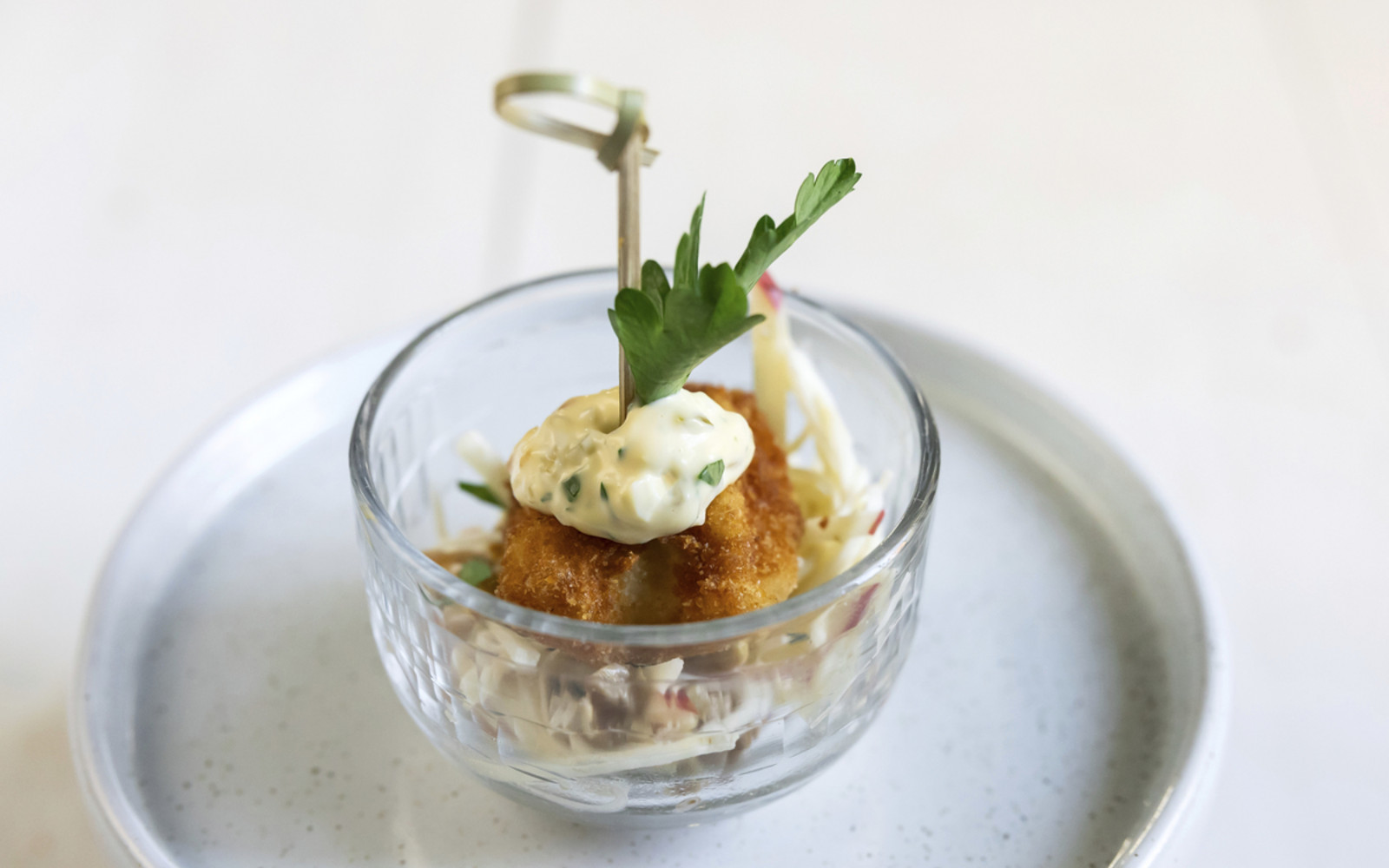 Panierte Hähnchenbrust auf Waldorfsalat mit Remouladensoße (von Johann Lafer)