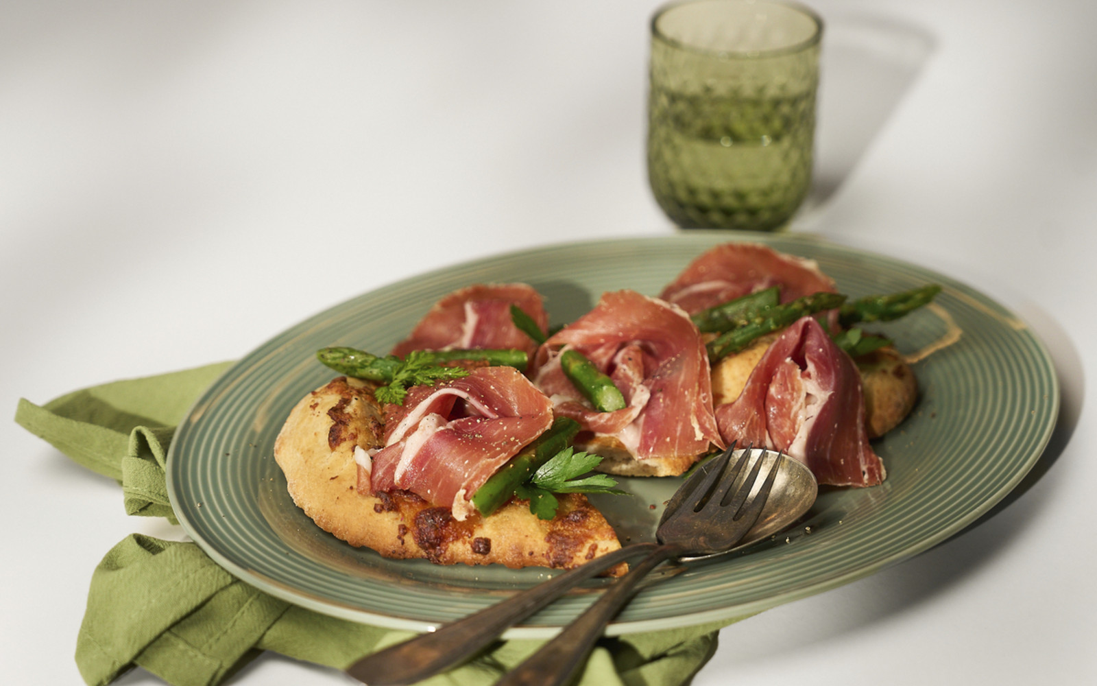 Johann´s Pizza mit Schinken und Spargelspitzen - Rezept von Johann Lafer