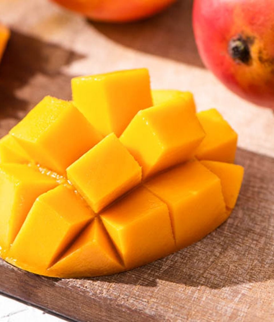Mango zubereiten Fruchtfleisch schälen, schneiden, verarbeiten