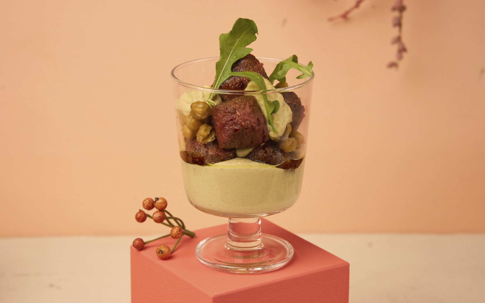Vegane kein-Hack Bällchen mit Humuscreme und gebratenen Kichererbsen