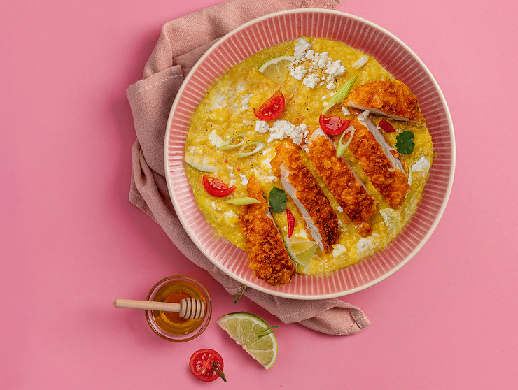 Cremige Maispolenta mit Feta & Parmesan-Cornflakes-Hähnchen