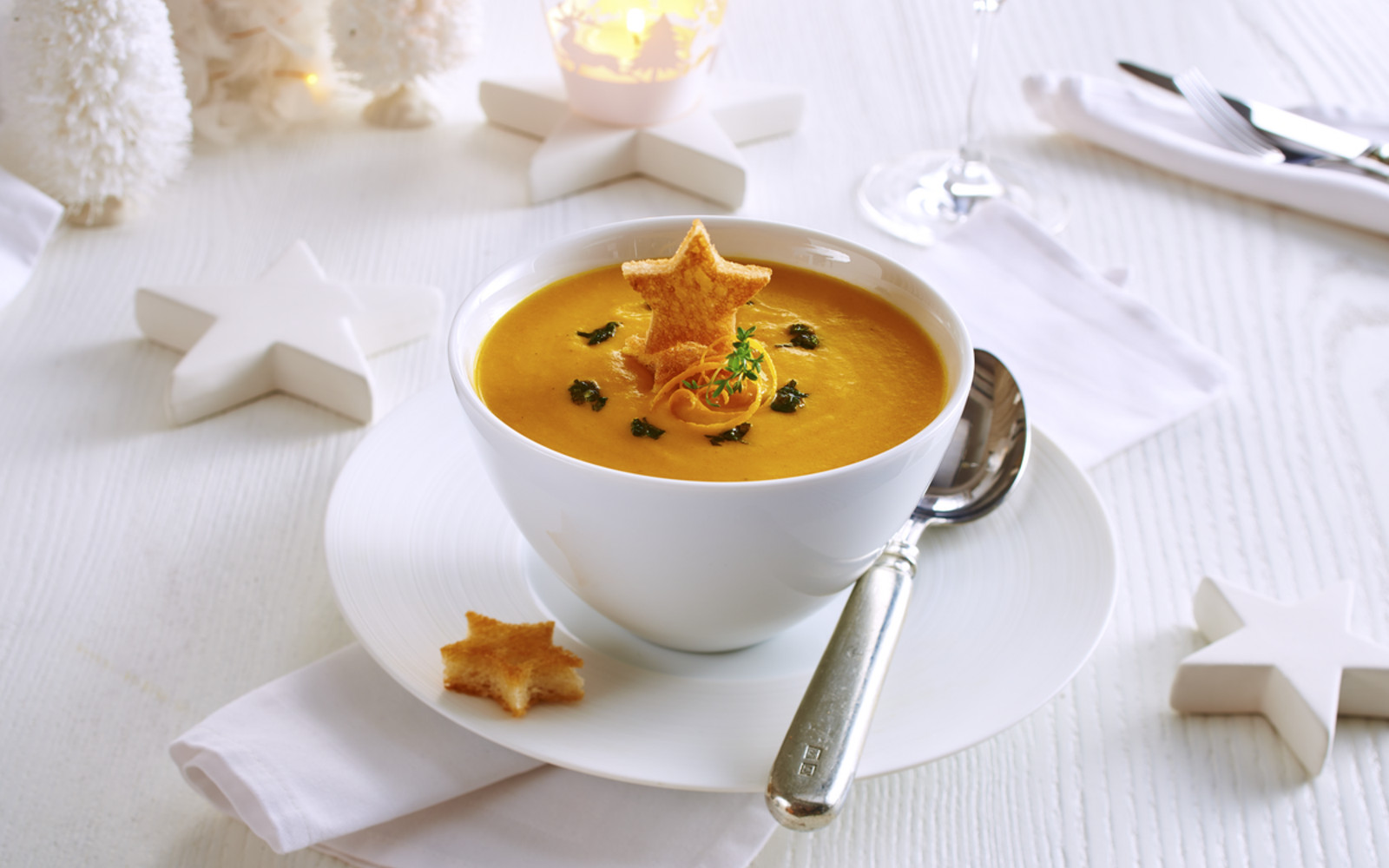 Möhrensuppe mit Ingwer in Petersilien-Orangen-Öl