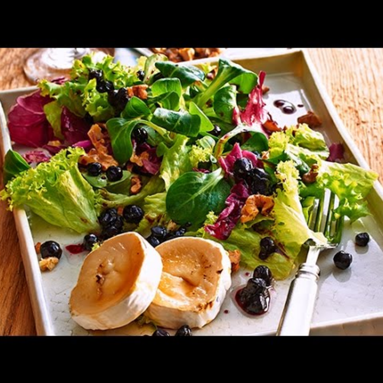 Salat mit Heidelbeer-Kokos-Vinaigrette und Ziegenkäse