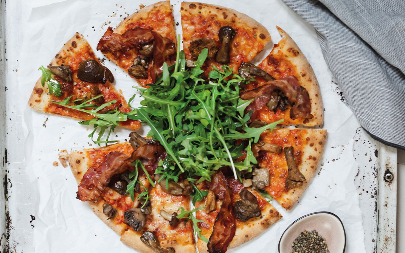 Pizza mit Speck und Pilzen