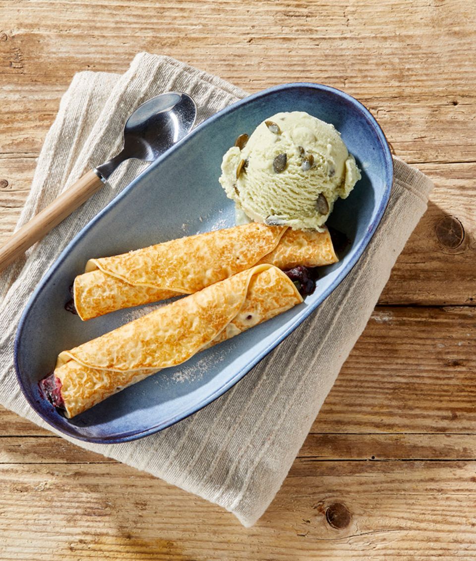 Heidelbeer Pfannkuchen mit Pistazien Eis - Rezept