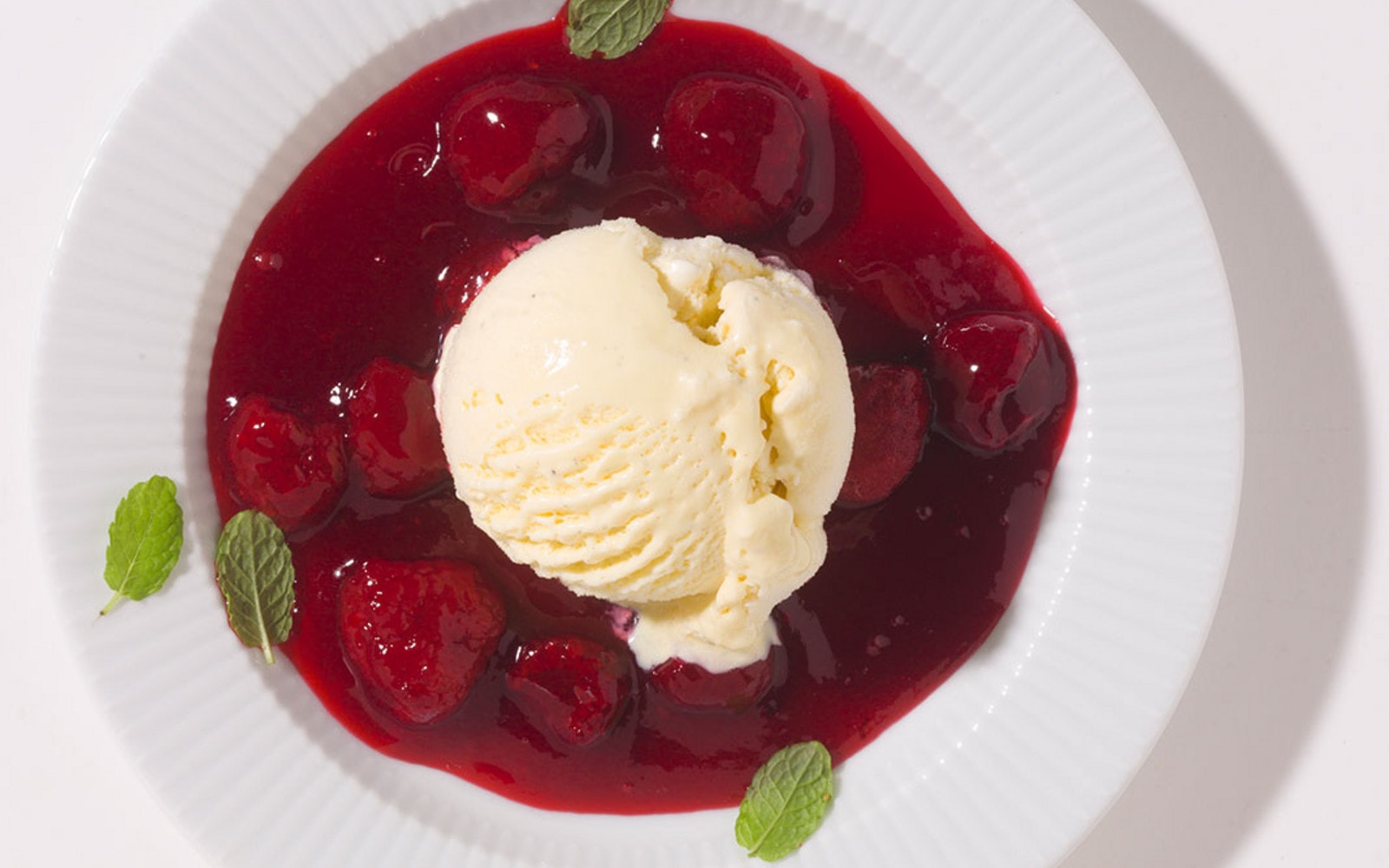 Vanille Eis mit heißen Himbeeren