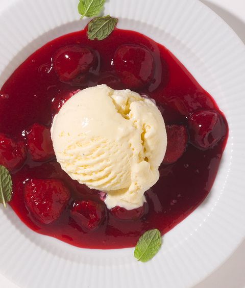 Vanille Eis mit heißen Himbeeren