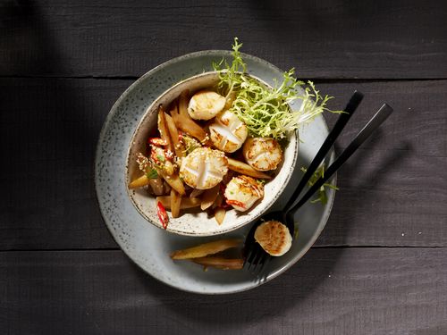 Gegrillte Jakobsmuscheln mit Spargelsalat