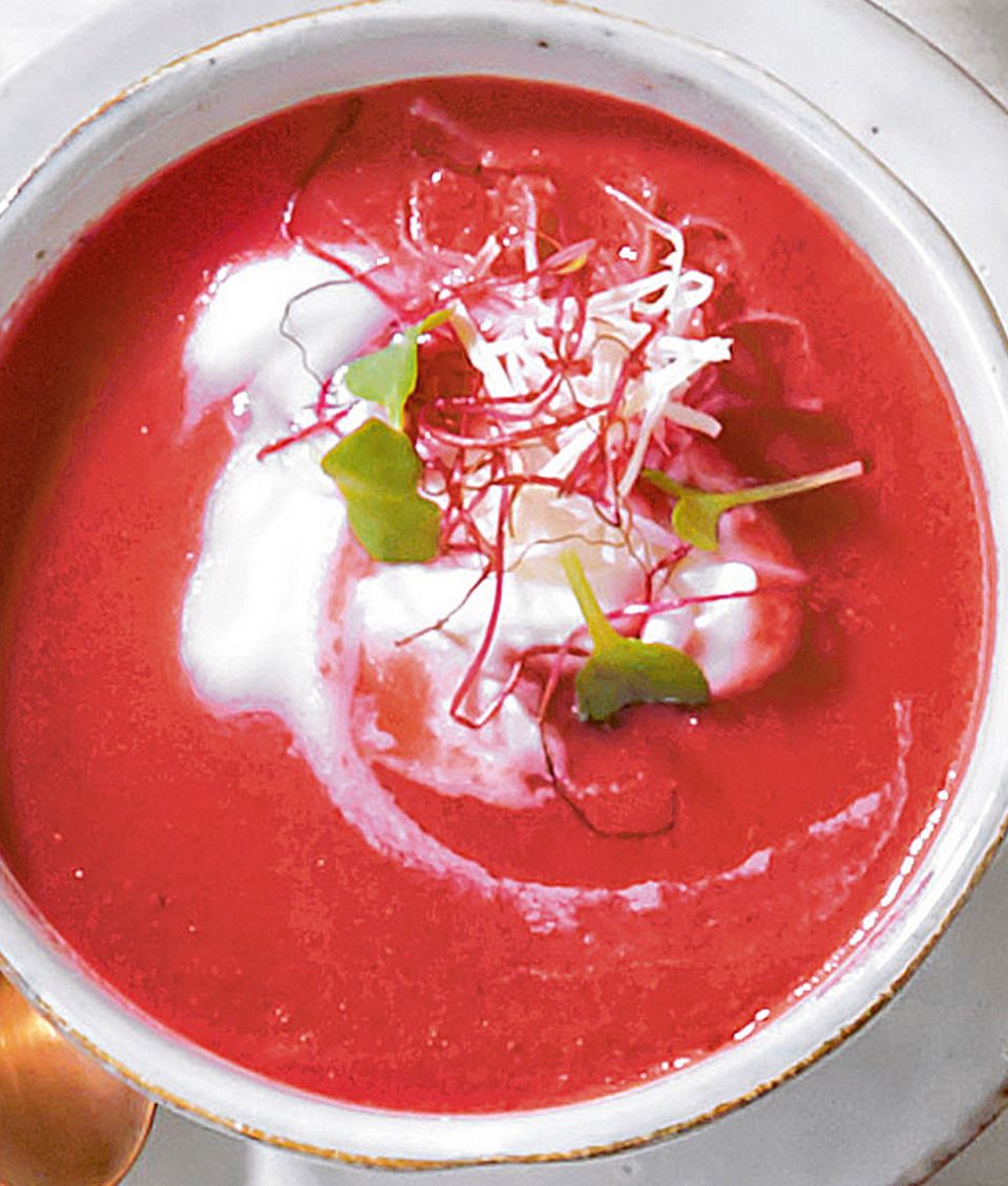 Rote Beete-Suppe mit Häubchen