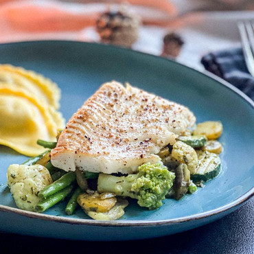 Heilbutt Filet auf einem Gemüsebett mit Pilz-Trüffel-Panzerotti Heilbutt Filet auf einem Gemüsebett mit Pilz-Trüffel-Panzerotti