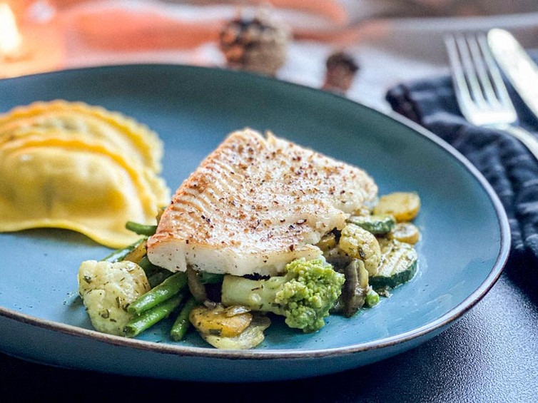 Heilbutt Filet auf einem Gemüsebett mit Pilz-Trüffel-Panzerotti Heilbutt Filet auf einem Gemüsebett mit Pilz-Trüffel-Panzerotti