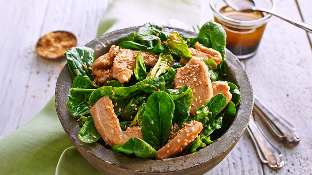 Sesam-Hähnchenstreifen auf Spinatsalat