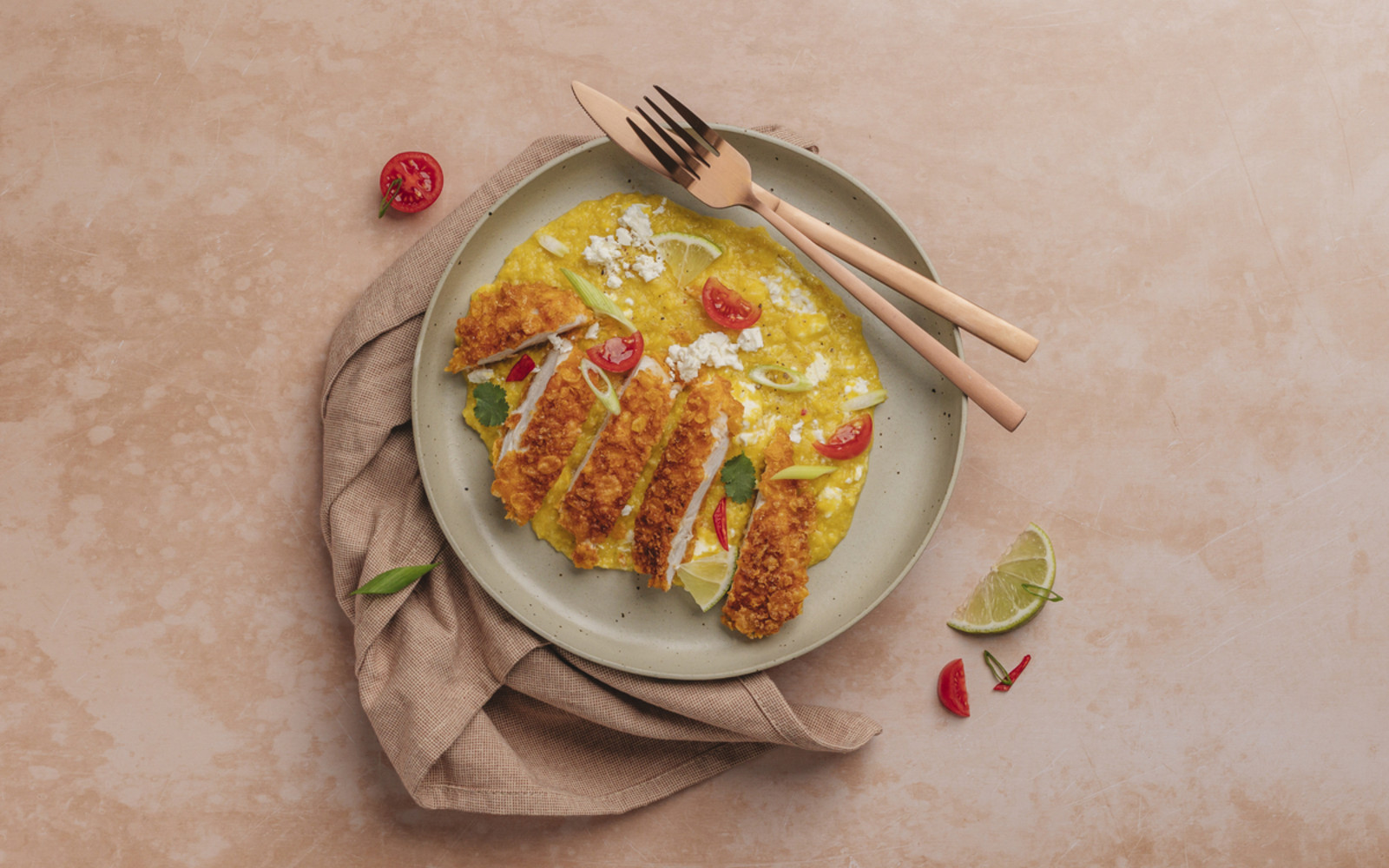 Cremige Maispolenta mit Feta & Parmesan-Cornflakes-Hähnchen