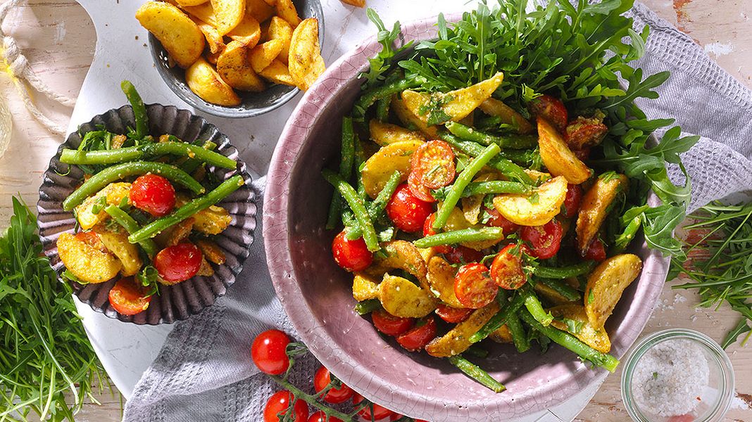 Lauwarmer Rosmarin-Kartoffelsalat mit Pesto