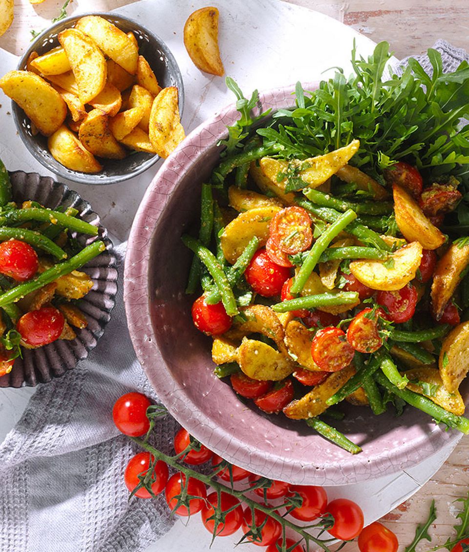 Lauwarmer Rosmarin-Kartoffelsalat mit Pesto